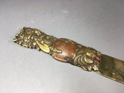 JAPON - Coupe papier La lame en laiton gravée,...