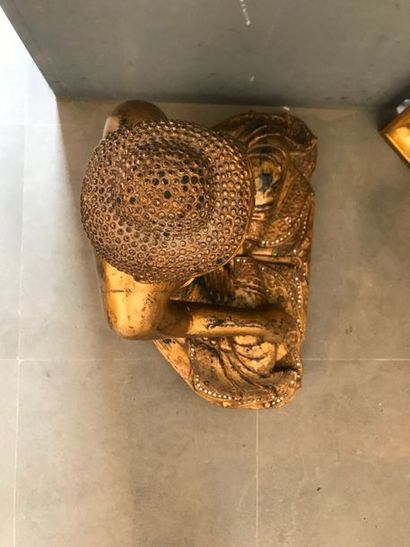 Bouddha en bois sculpté et doré, incrustations,...