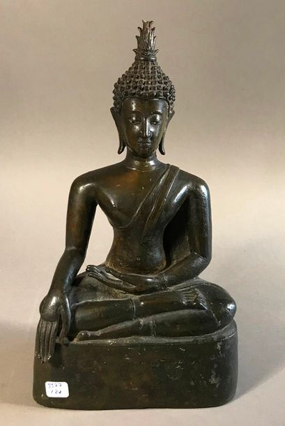 Bouddha en bronze patiné, socle en bois noirci...