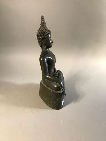 Bouddha en bronze patiné, socle en bois noirci...