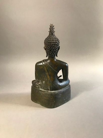 Bouddha en bronze patiné, socle en bois noirci...