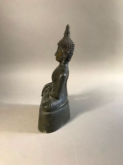Bouddha en bronze patiné, socle en bois noirci...