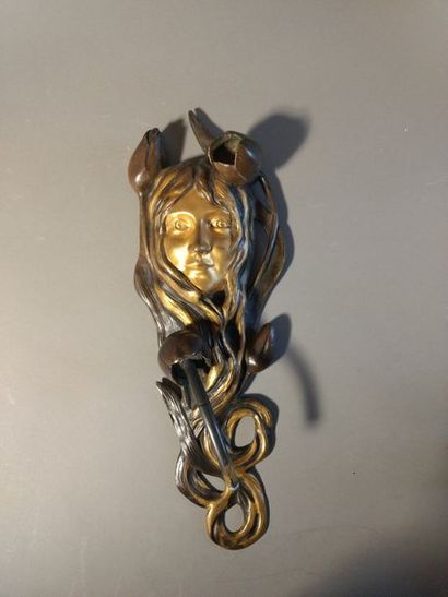 Applique de style Art Nouveau figurant un...