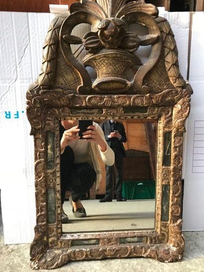 Miroir en bois doré au vase fleuri Epoque...