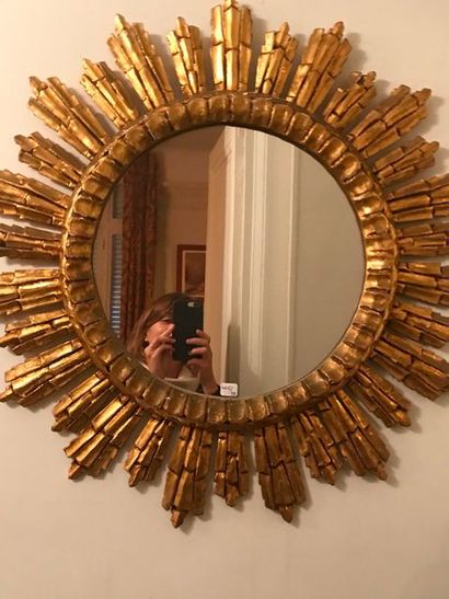 Miroir en bois sculpté et doré Figurant un...