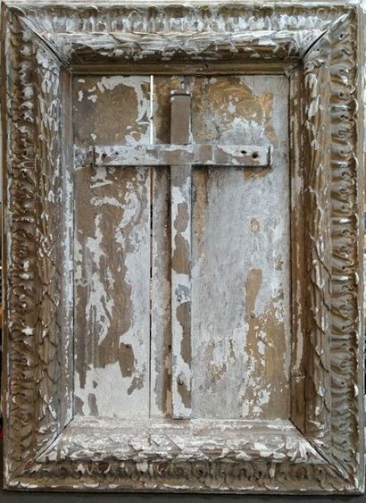 Crucifix dans un important cadre en bois...