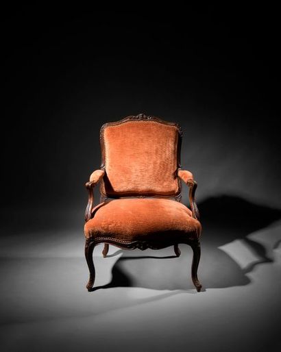FAUTEUIL À LA REINE en hêtre mouluré et sculpté....