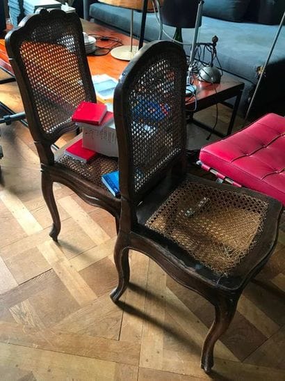 Suite de deux chaises cannées en bois naturel...