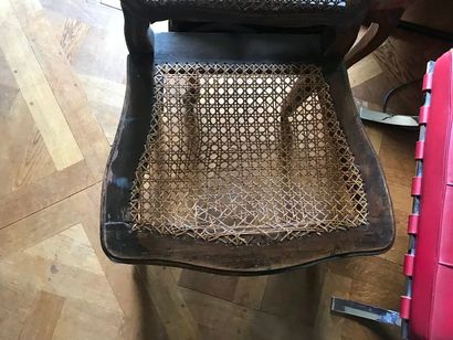 Suite de deux chaises cannées en bois naturel...