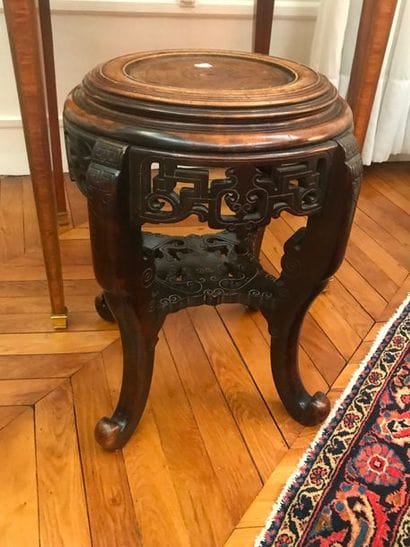 CHINE - Selette en bois sculpté et gravé,...