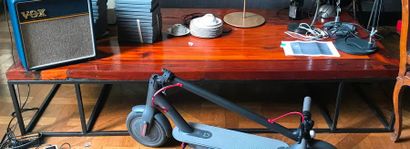 Grande table basse en bois reposant sur un...
