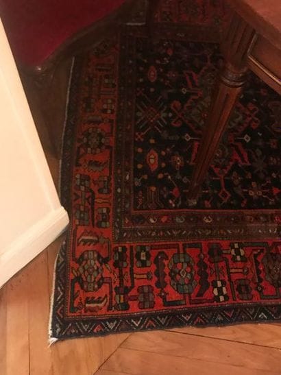 Tapis à fond rouge, moderne