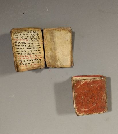 Ensemble de deux livres miniatures, l un...