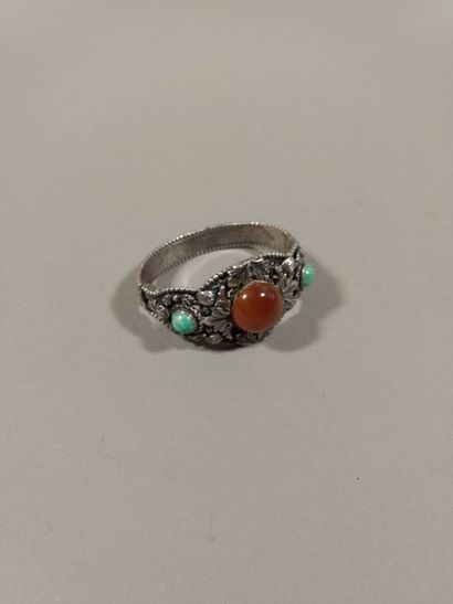 Bracelet jonc en argent 800e à décor de feuillages...