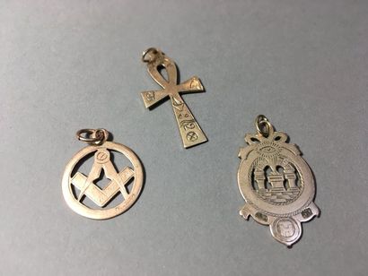 Trois pendentifs en or (un en 18 carats,...
