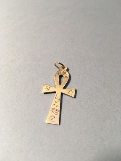 Trois pendentifs en or (un en 18 carats,...