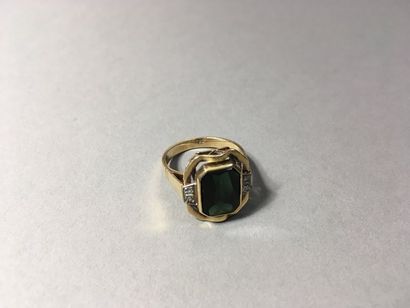 Bague en or 14k ornée d'une pierre verte...