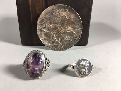 Ensemble comprenant:
- Une bague en argent...
