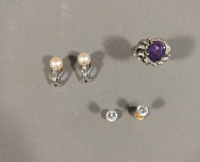 Bague à décor d une améthyste et pierre du...