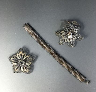 Ensemble d'un bracelet et deux broches en...