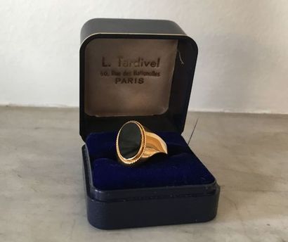 Chevalière en or jaune 18k.
Ornée d'une pierre...