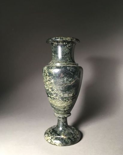 Vase balustre
En marbre vert
H. 24.5 cm.