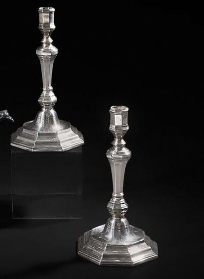 PAIRE DE FLAMBEAUX en argent uni posant sur...
