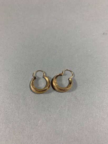 Jolie paire de boucles d'oreilles en or jaune...