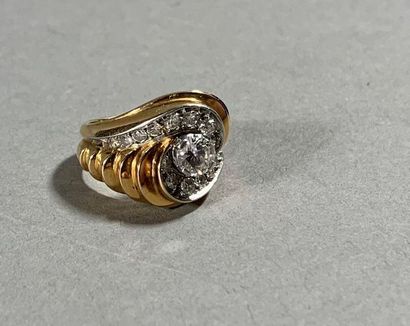 Bague en or jaune 750 millièmes et platine...