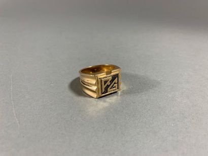 Chevalière d'homme en or jaune 18K.
P. 2...