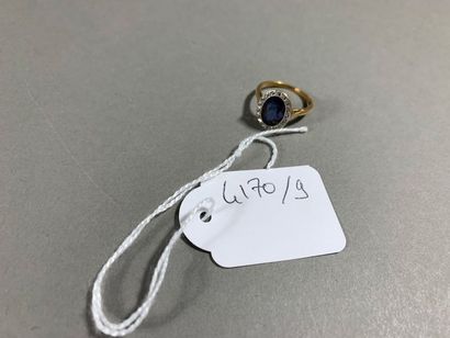 Petite bague en or jaune à décor d'une pierre...