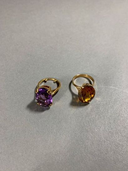 Ensemble de deux bagues en or jaune 18K.
Ornées...