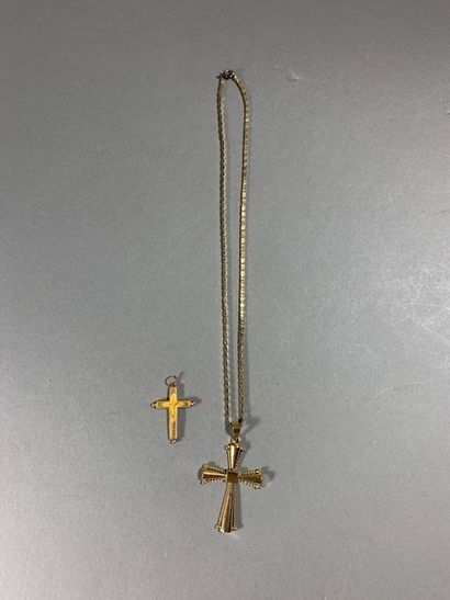 Ensemble d'une croix et sa chaine en or jaune...