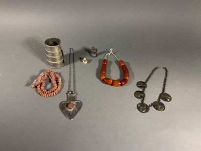 Lot de bijoux de style berbère
Dont un pendentif...