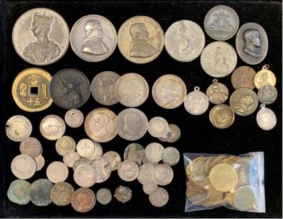 Lot de 50 monnaies en argent, en cuivre et...