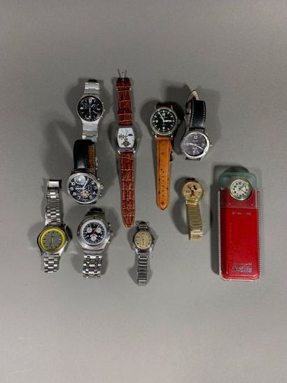 Lot de montres diverses comprenant:
- Une...