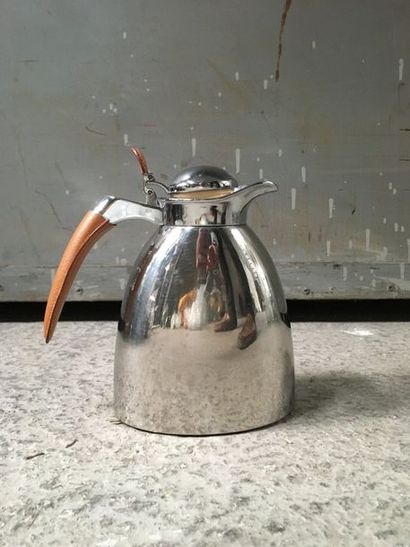 HERMES
Verseuse thermos
En métal, la poignée...