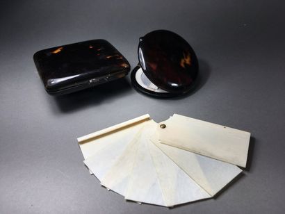 Ensemble de deux poudriers en écaille et...