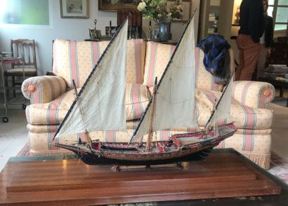 Maquette de bateau trois mats présentée sur...