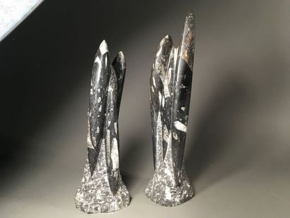 Paire de sculptures modernes en marbre.
H....