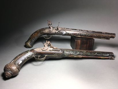 Paire de pistolets arabes à filets de laiton...