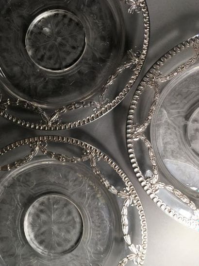 Ensemble de trois présentoirs en verre gravé...