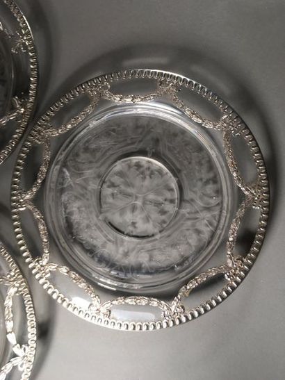 Ensemble de trois présentoirs en verre gravé...