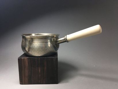 Petite casserole à manche d'ivoire, en argent...