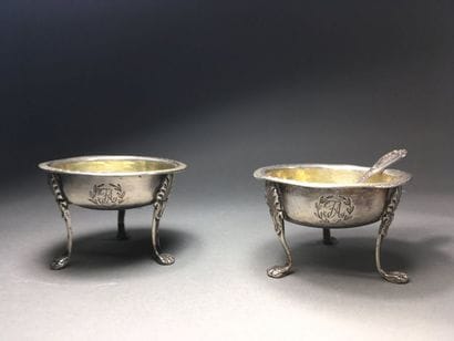 Paire de salerons tripodes en argent 800°°°
Poids...
