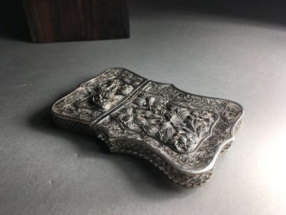 Petit étui en argent filigrané
Poids: 50.99...