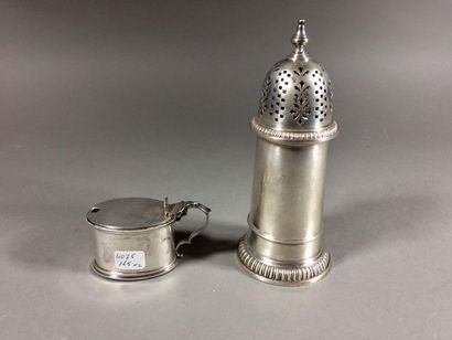 Saupoudreuse en argent 800°°°
Travail anglais
On...