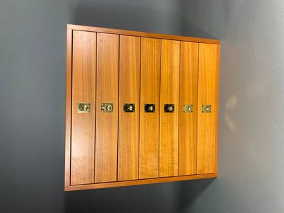 Meuble argentier en bois ouvrant en façade...