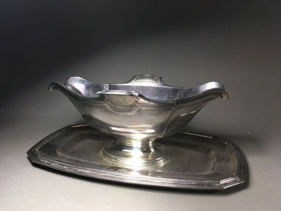 Saucière en argent uni 950 millièmes, posant...