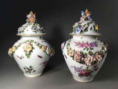 Paire de vases couverts en porcelaine à décor...
